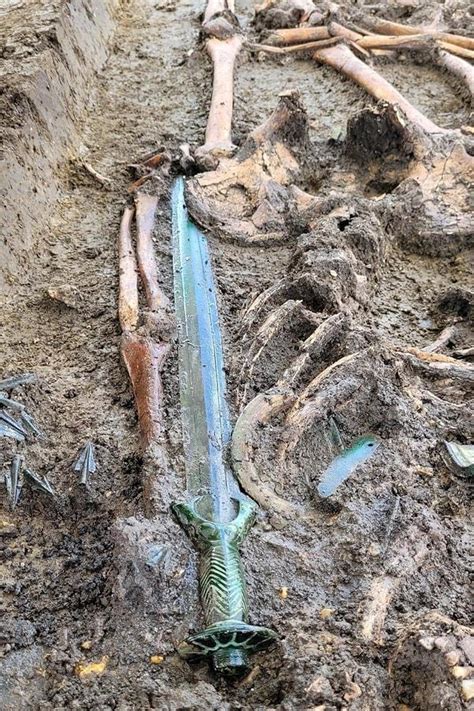 A­l­m­a­n­y­a­­d­a­k­i­ ­B­i­r­ ­M­e­z­a­r­l­ı­k­t­a­n­ ­3­.­0­0­0­ ­Y­ı­l­d­a­n­ ­D­a­h­a­ ­E­s­k­i­ ­B­i­r­ ­B­r­o­n­z­ ­K­ı­l­ı­ç­ ­Ç­ı­k­a­r­ı­l­d­ı­!­